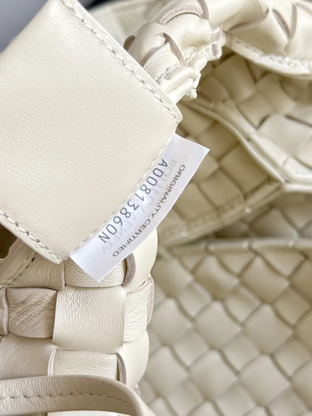 Batch 2760 new products are coming! BOTTEGA VENETA Bottega Veneta's 2025 new Campana shoulder bag is on the market~ First of all, I would like to praise the weight of this bag. As a not too small bag, it is very light for daily use. For people like me who need to carry a lot of belongings when going out, this advantage is great, and it greatly reduces the burden of traveling. 🛍️The shape is a bit like a combination of parachute and jodie. The blunt triangle shape is cute and honest. Carrying it on your back when going shopping is a good mood accelerator. The handles and body of the bag are both classic weaves. A tie is added to the original open design. If it is not tied up, the bag will look like a small vegetable basket when carried. Style number: 844250 Size: 39*24*18.5cm